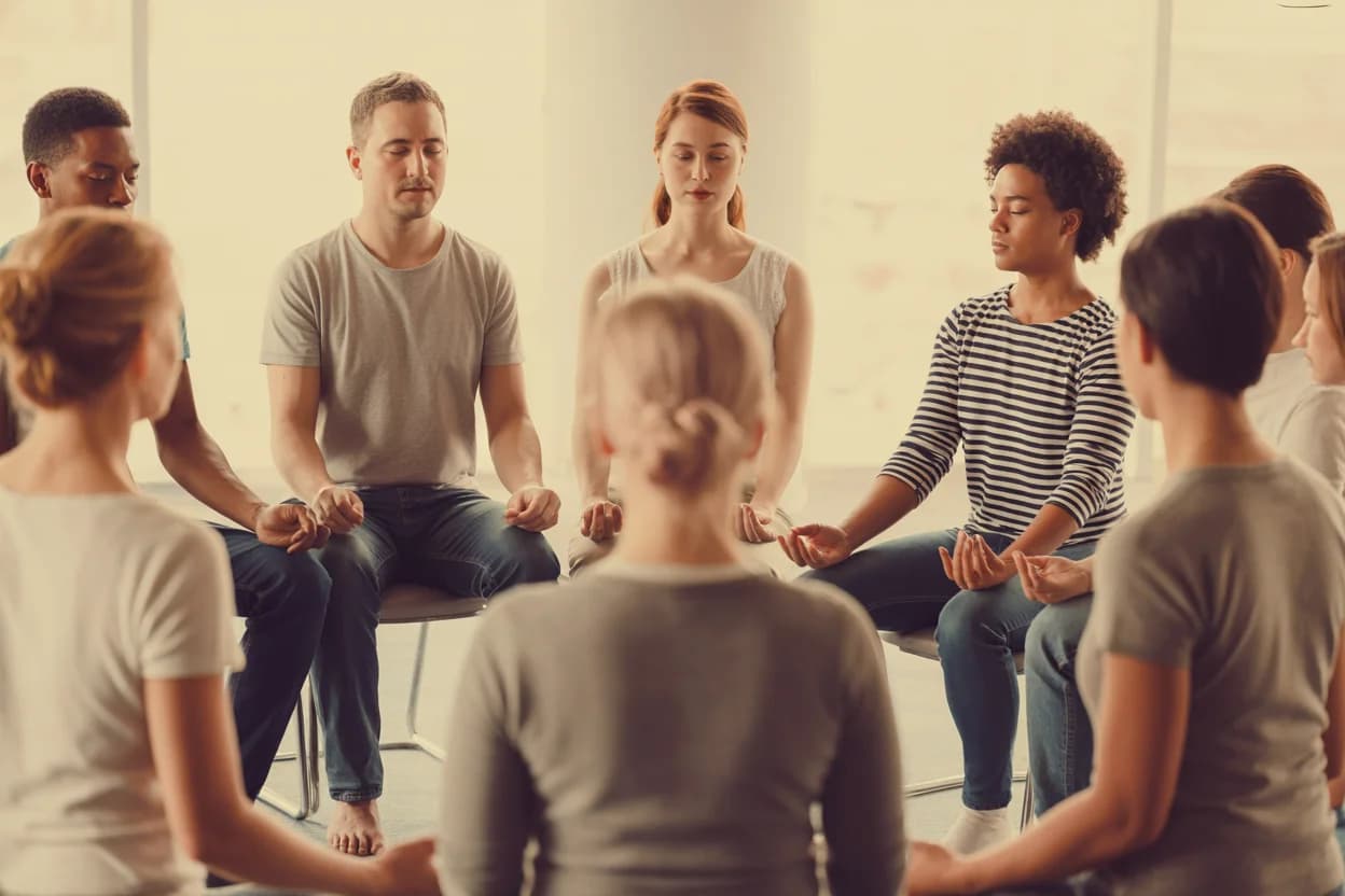 Grupo practicando mindfulness y MBSR® en un espacio luminoso